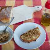 Pane con i sott�oli � In casa poi non mancavano mai le �conserve�: prodotti culinari che si confezionavano una sola volta all�anno per poi essere custoditi nelle dispense e consumati all�occorrenza. Tra questi soprattutto le verdure e gli ortaggi quali melanzane, pomodori, carciofi e zucchine che vengono conservati in un boccaccio pieno di olio di oliva